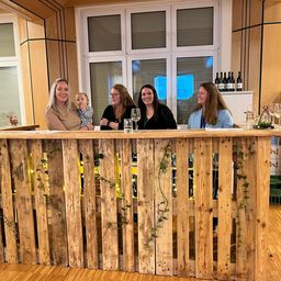 Bild enthält, Interior Design, Wood, Table, Hardwood, Adult, Female, Person, Woman, Potted Plant, Reception