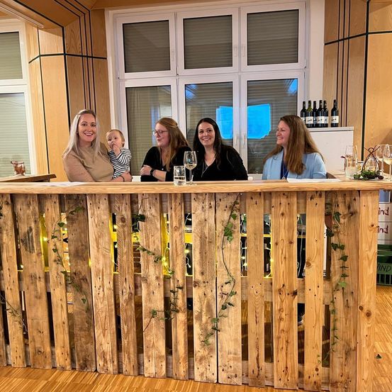 Bild enthält, Interior Design, Wood, Table, Hardwood, Adult, Female, Person, Woman, Potted Plant, Reception