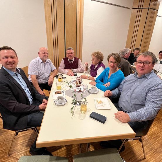 Bild enthält, People, Person, Table, Tabletop, Adult, Male, Man, Indoors, Face, Glasses