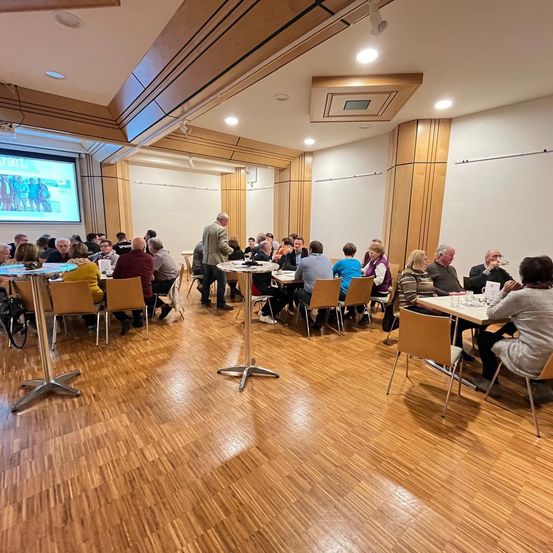 Bild enthält, People, Person, Indoors, Crowd, Classroom, Room, School, Hall, Audience, Lecture