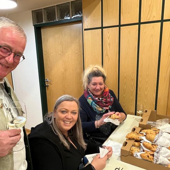 Bild enthält, Adult, Female, Person, Woman, Male, Man, People, Scarf, Food, Meal