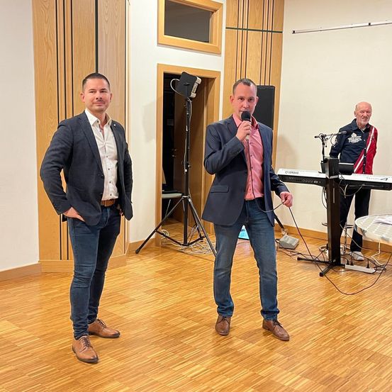 Bild enthält, Adult, Male, Man, Person, Music, Musician, Singing, Desk, Table, Coat