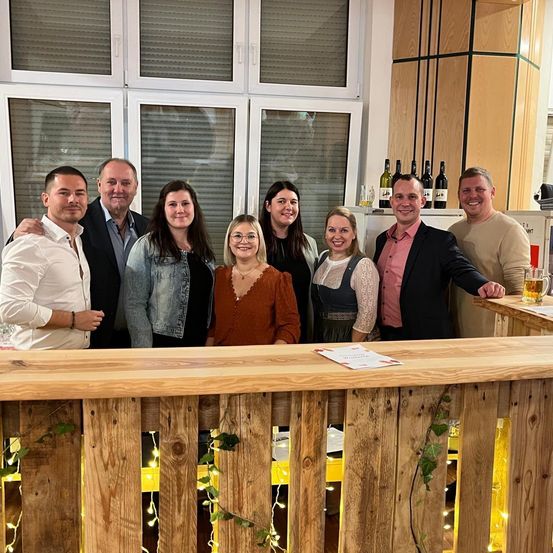 Bild enthält, Wood, People, Person, Adult, Male, Man, Interior Design, Table, Suit, Bride