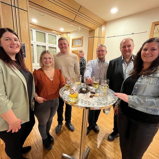 Bild enthält, People, Person, Adult, Female, Woman, Table, Fun, Party, Male, Man