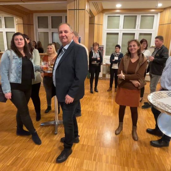 Bild enthält, Wood, Coat, Jacket, Dining Table, Table, Blazer, People, Person, Adult, Man