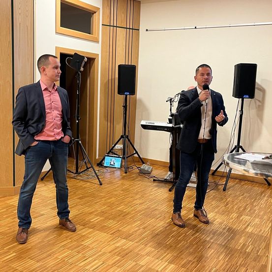 Bild enthält, Adult, Male, Man, Person, Electronics, Speaker, Coat, Camera, Photoshoot, Microphone