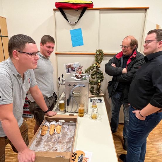 Bild enthält, People, Person, Adult, Male, Man, Clothing, Coat, Indoors, Glasses, Meal