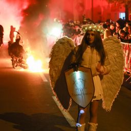 Bild enthält, Person, Flare, Light, Clothing, Footwear, Shoe, Face, Head, Lighting, Urban