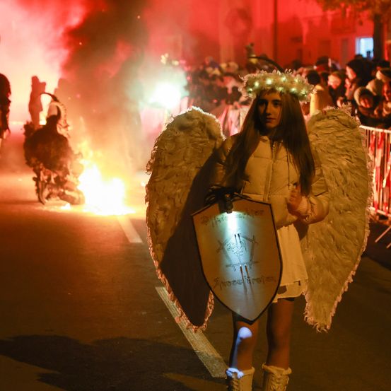 Bild enthält, Person, Flare, Light, Clothing, Footwear, Shoe, Face, Head, Lighting, Urban