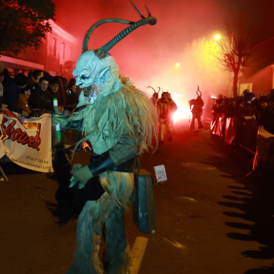 Bild enthält, Clothing, Glove, Lighting, Person, Crowd, Urban, Flare, Light, Festival, Face