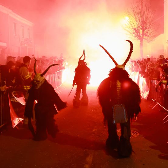 Bild enthält, Flare, Light, Adult, Male, Man, Person, Urban, Concert, Crowd
