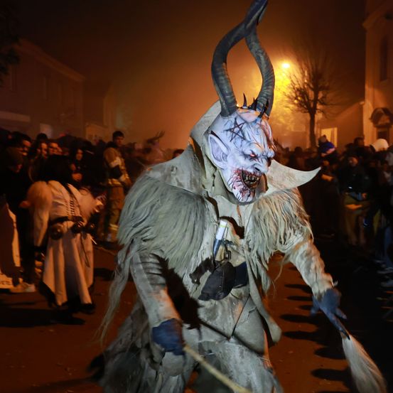 Bild enthält, Adult, Female, Person, Woman, Male, Man, Shoe, Glove, Festival, Face