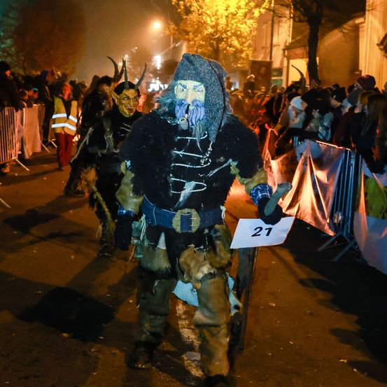 Bild enthält, Urban, City, Lighting, People, Person, Adult, Male, Man, Street, Costume