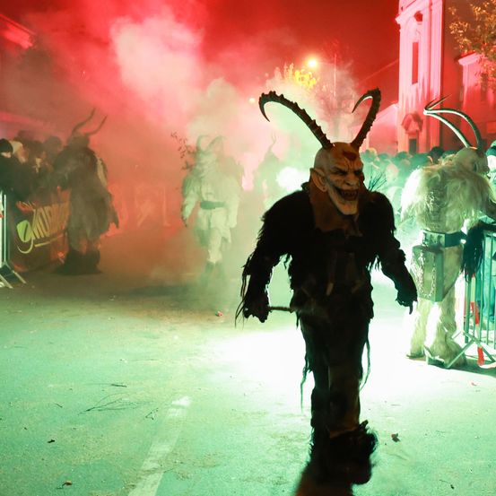 Bild enthält, Urban, Clothing, Costume, Person, City, Face, Head