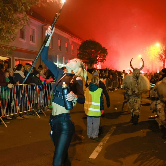 Bild enthält, Pants, Light, Flare, People, Person, Glove, Lighting, Urban, Shoe, Jeans