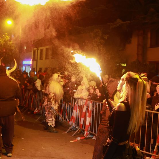Bild enthält, Fire, Flame, Person, Flare, Adult, Male, Man, People, Urban, Face