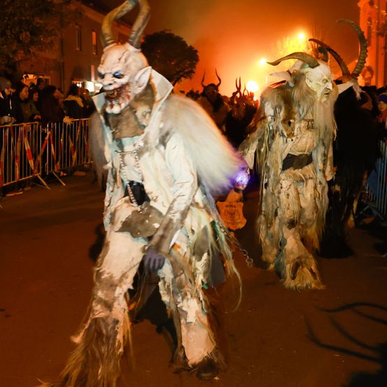 Bild enthält, Person, Festival, Urban, Face, Head