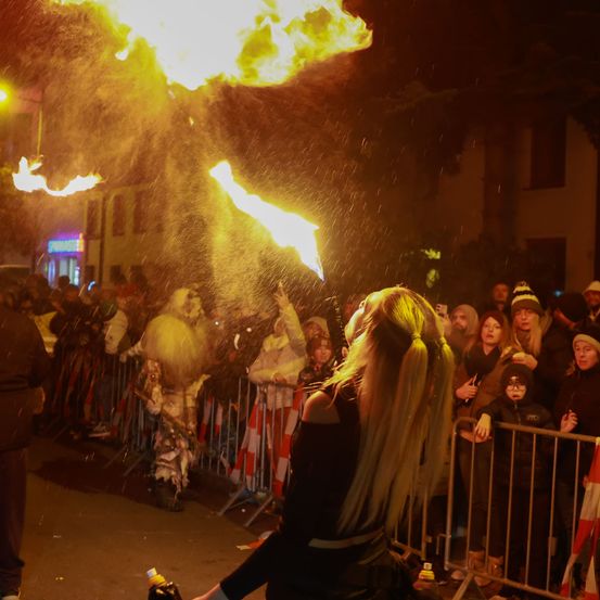 Bild enthält, Fire, Flame, Adult, Female, Person, Woman, Shoe, Hat, Handbag, Face