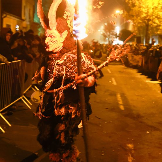 Bild enthält, Flare, Light, Person, Fire, Flame, Face, Head, Festival, Bonfire, Urban