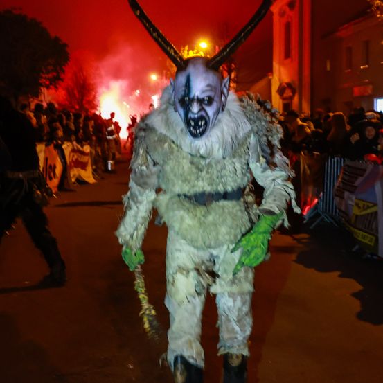 Bild enthält, Person, Adult, Male, Man, Clothing, Costume, Urban, Face, Head, Festival