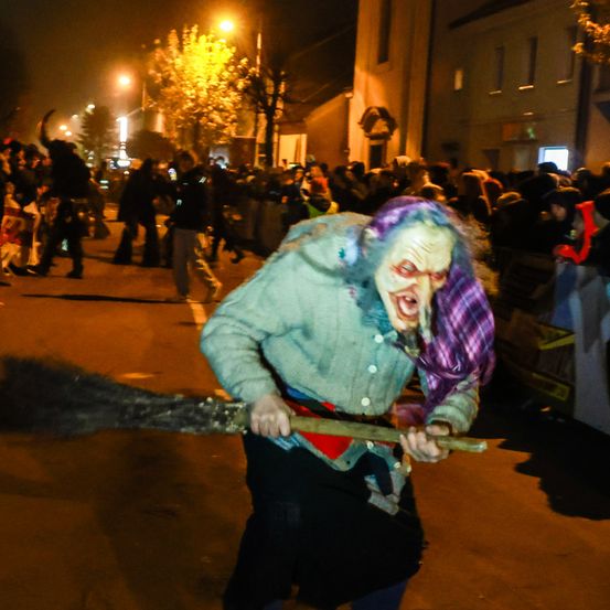 Bild enthält, Lighting, Coat, Person, Urban, Adult, Male, Man, Face, Portrait, Night