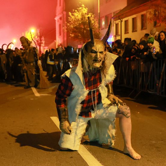 Bild enthält, Person, Urban, Adult, Male, Man, Face, Head, People, Festival