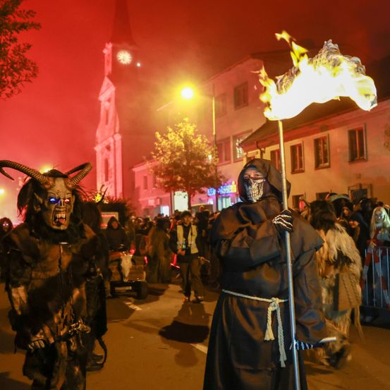 Bild enthält, Adult, Female, Person, Woman, Urban, Festival, Wheel, People, Face, Crowd