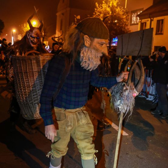 Bild enthält, Lighting, Person, Pants, Urban, Adult, Male, Man, Shoe, Female, Woman