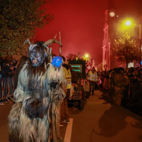 Bild enthält, Lighting, Urban, Person, Adult, Female, Woman, Festival, Face, Wheel, Handbag