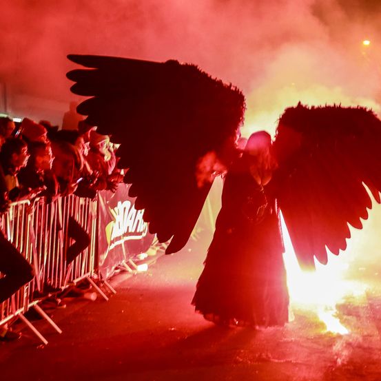 Bild enthält, Person, Flare, Light, Bonfire, Fire, Flame