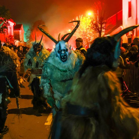 Bild enthält, Urban, Person, Adult, Bride, Female, Woman, Festival, Face, People, Man