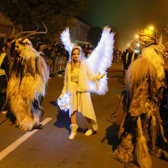 Bild enthält, Adult, Female, Person, Woman, People, Face, Head, Dancing, Festival, Urban
