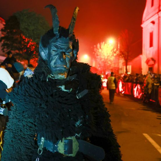 Bild enthält, Urban, Person, Face, Head, City, Lighting, Festival