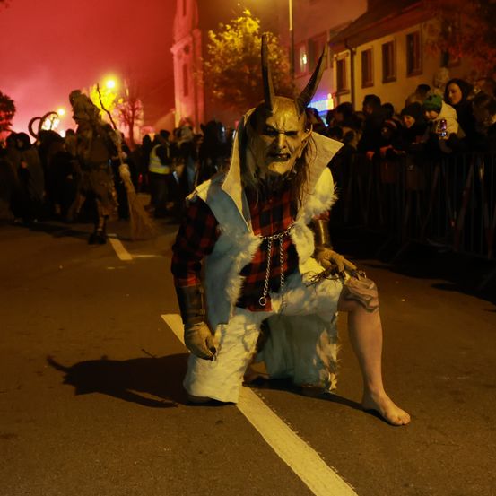 Bild enthält, Urban, Person, Adult, Male, Man, Road, Face, People, City, Metropolis