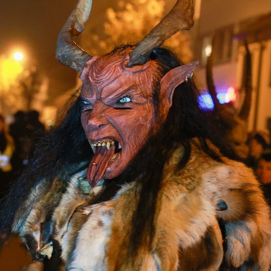 Bild enthält, Person, Face, Head, Clothing, Costume