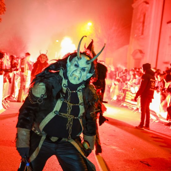 Bild enthält, Urban, Adult, Male, Man, Person, Concert, Crowd, Face, Shoe, Festival