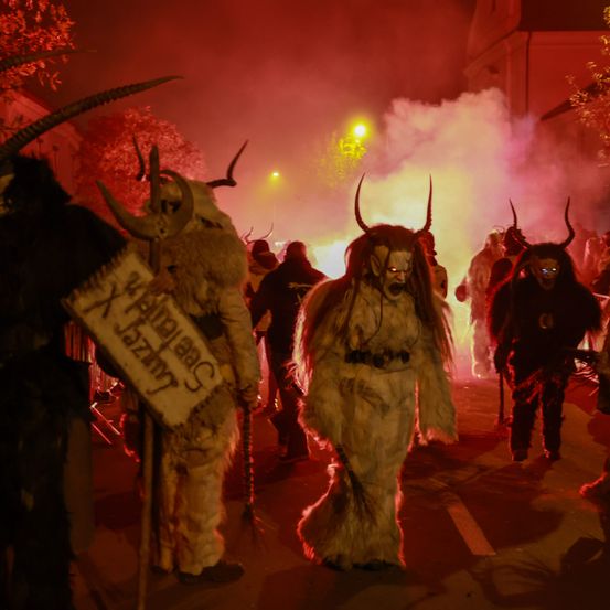 Bild enthält, Person, Adult, Female, Woman, Festival, Face, Head