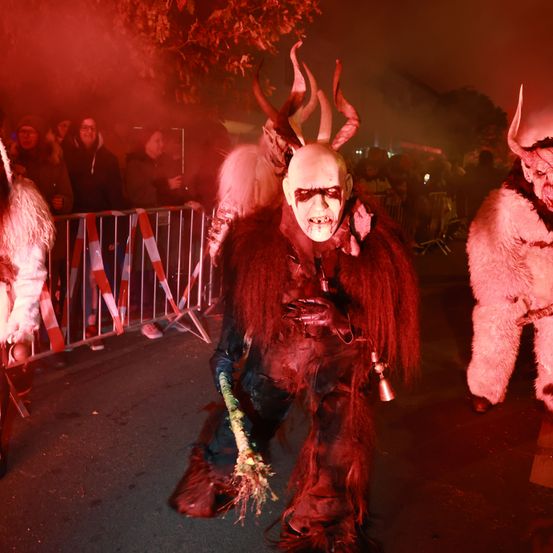 Bild enthält, Adult, Female, Person, Woman, Male, Man, Urban, Face, Festival, Baby