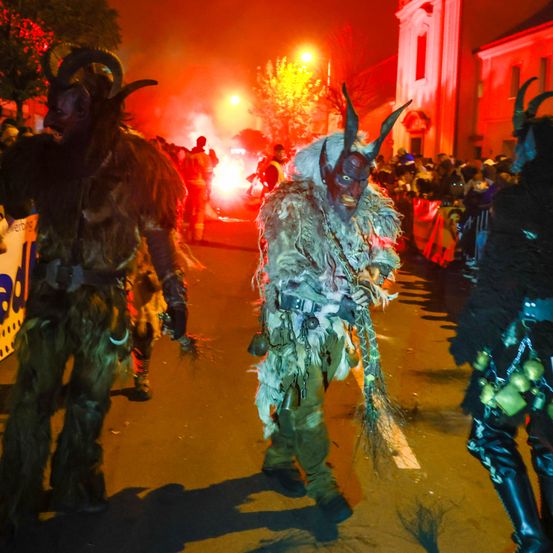 Bild enthält, Person, Adult, Male, Man, Female, Woman, Face, Head, Festival