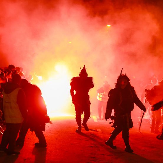 Bild enthält, Person, Adult, Male, Man, Female, Woman, People, Urban, Concert, Crowd