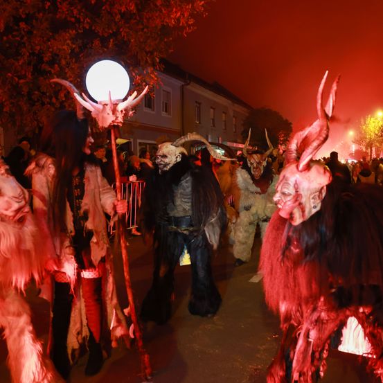 Bild enthält, Person, Urban, Adult, Male, Man, Festival, Face, Head, People