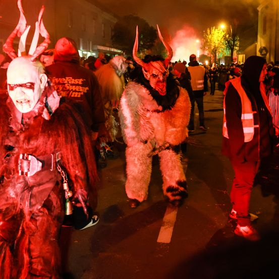 Bild enthält, Urban, Adult, Male, Man, Person, Bride, Female, Woman, People, Face