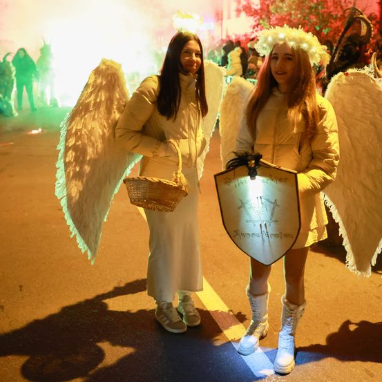 Bild enthält, Costume, Person, Adult, Female, Woman, Face, Urban, Shoe, Coat, People