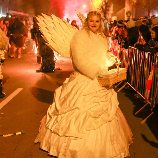 Bild enthält, Adult, Bride, Female, Person, Woman, Male, Man, Dress, Face, Gown