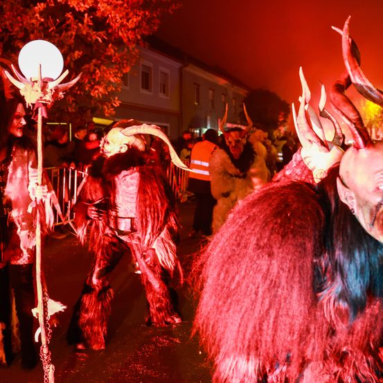 Bild enthält, Urban, Person, Adult, Female, Woman, Face, Head, Festival