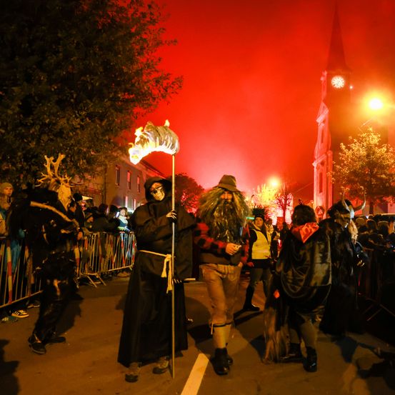 Bild enthält, Adult, Female, Person, Woman, People, Coat, Urban, Male, Man, Flare