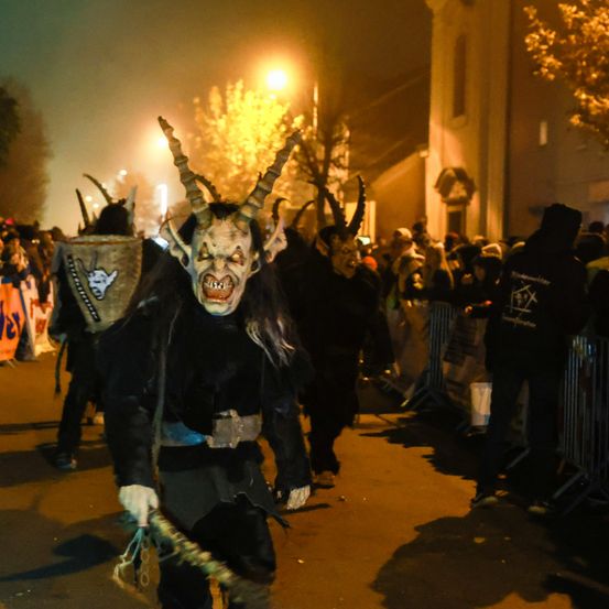 Bild enthält, Adult, Male, Man, Person, Festival, People, Urban, Face, Crowd, Shoe