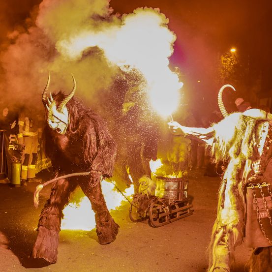 Bild enthält, Adult, Male, Man, Person, Fire, Flame, Bride, Female, Woman, Face