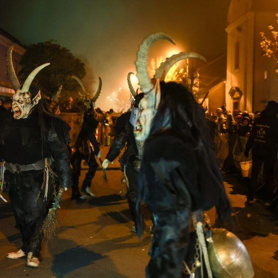 Bild enthält, Adult, Female, Person, Woman, Male, Man, Clothing, Glove, Festival, Face