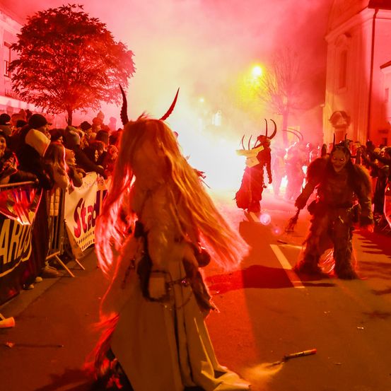 Bild enthält, People, Person, Adult, Female, Woman, Urban, Flare, Male, Man, Face